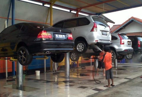 Giá cầu nâng 1 trụ chuyên rửa xe ô tô trên thị trường